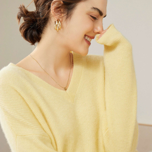 2023秋冬新款V领羊绒衫女100纯山羊绒加厚宽松慵懒风针织打底毛衣