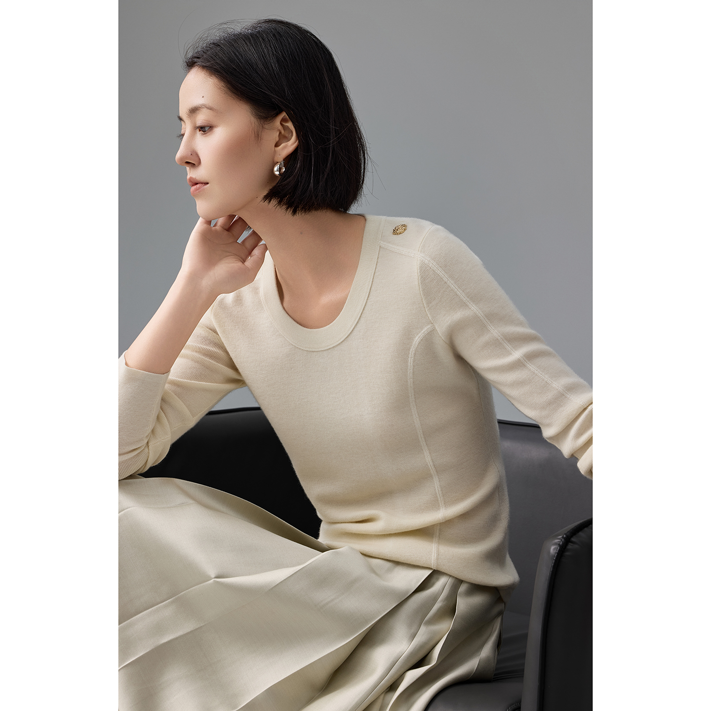 秋冬18针精纺100纯山羊绒衫女U领设计感修身显瘦百搭纯色针织打底