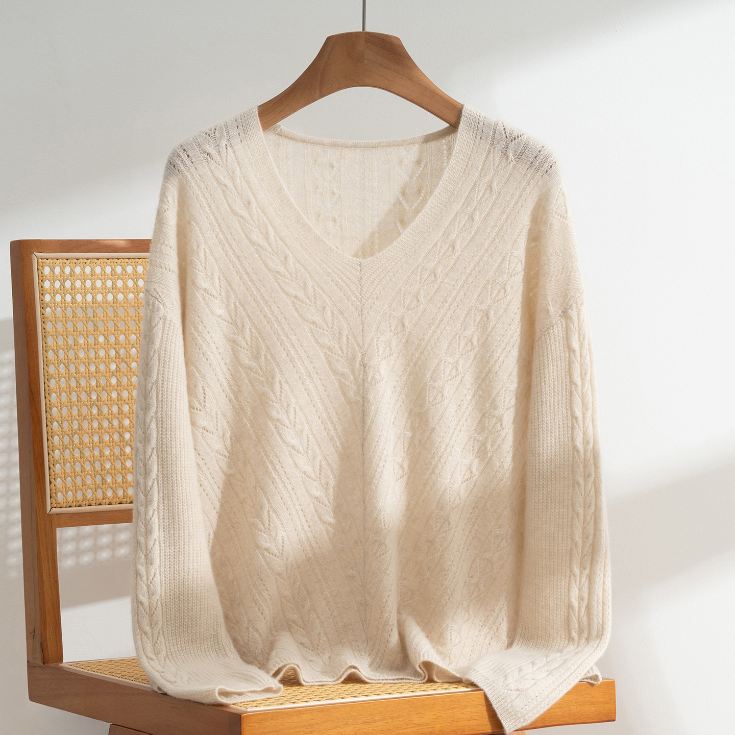 25秋冬新款100纯山羊绒软糯女V领气质款宽松长袖缕空针织羊绒毛衣