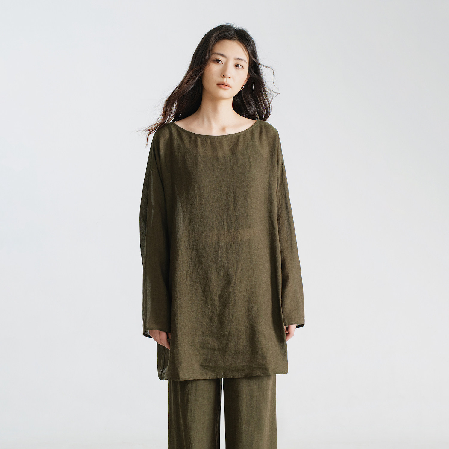 梭家 轻盈空气感苎麻莱赛尔混纺啡绿长袖夏季女T恤薄款上衣 676MH