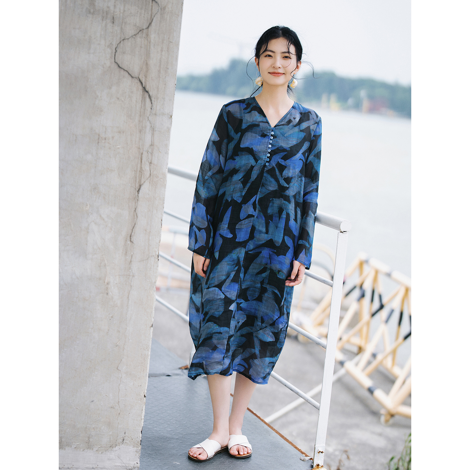 轻盈薄透V领苎麻印花连衣裙