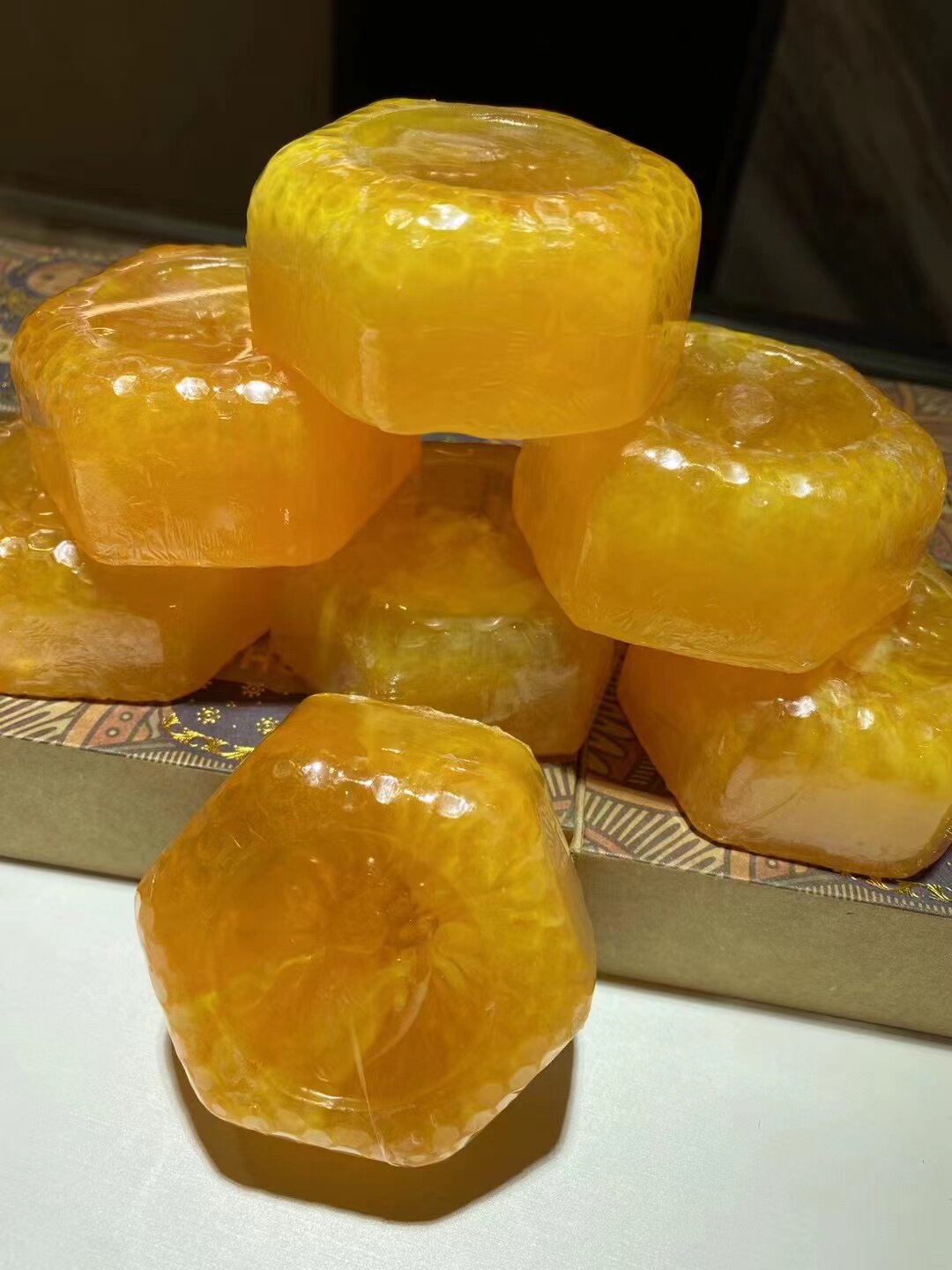 冲冠特价 俄罗斯蜂蜜琥珀精油手手工皂/精油皂