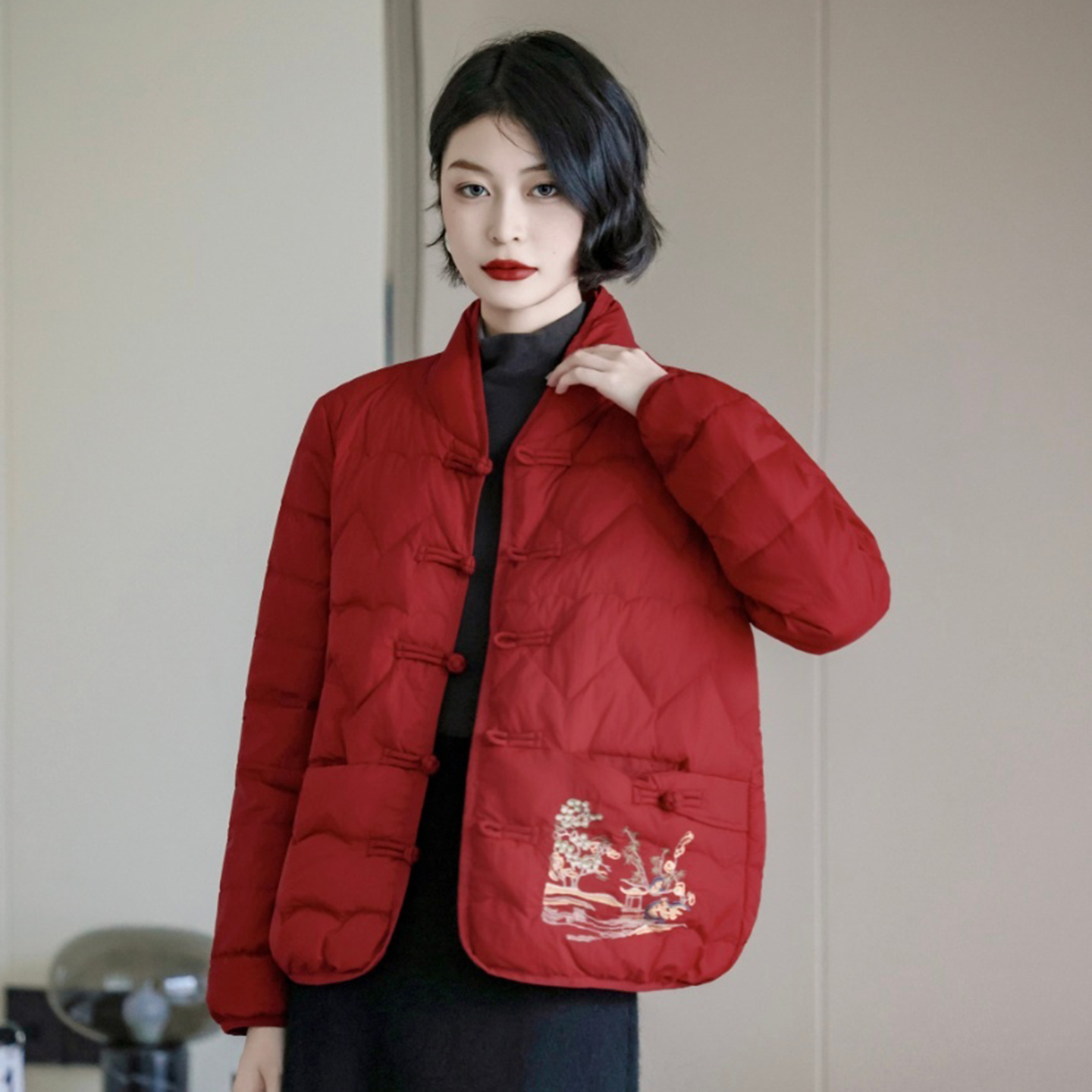 文艺复古刺绣轻薄羽绒服女短款2025冬季新款盘扣立领白鸭绒外套潮