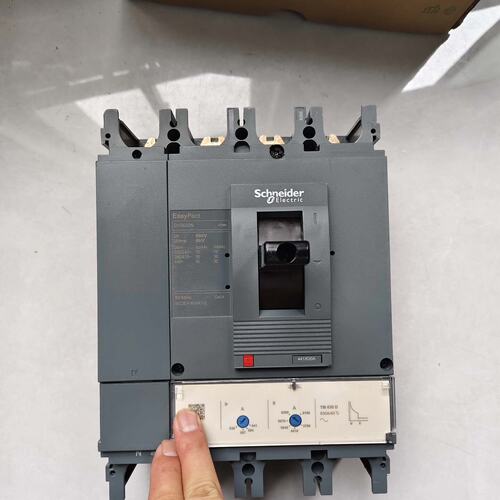 议价施耐德塑壳断路器CVS630N 4P 630A