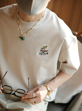 原创三条小鱼精致绣标圆领短袖T恤男士夏季新款潮牌极简风短袖衫