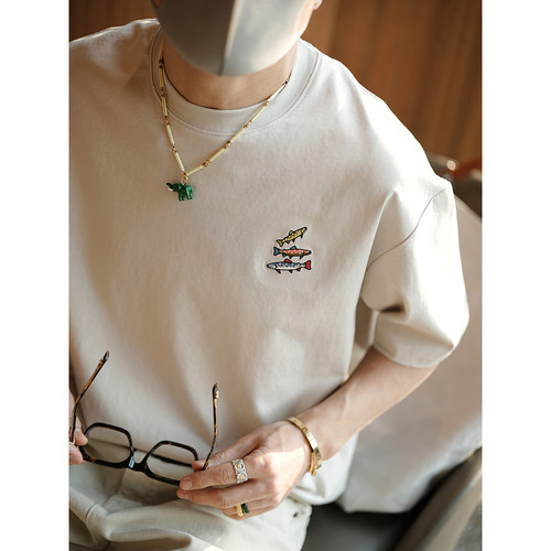 原创三条小鱼精致绣标圆领短袖衫