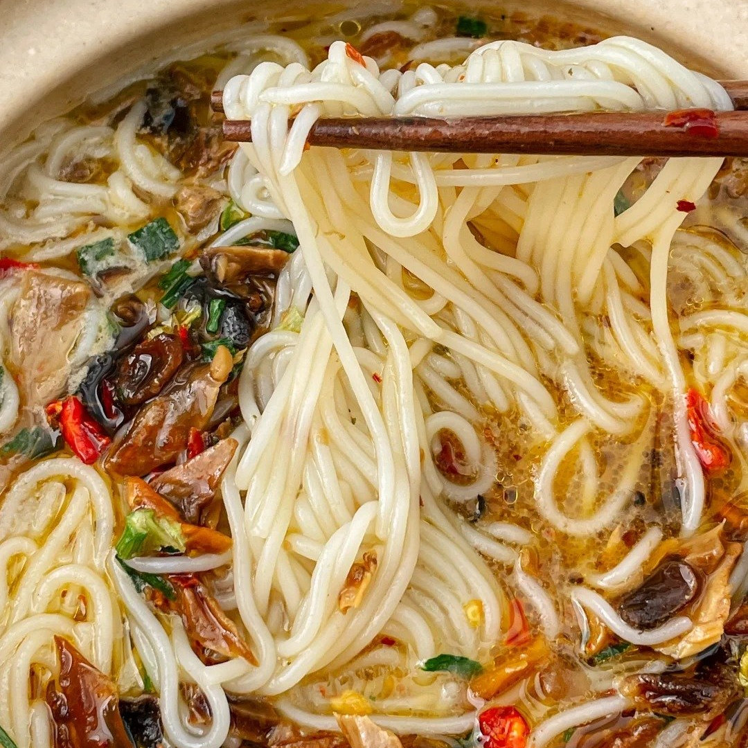 云南松茸菌菇鸡汤米粉米线