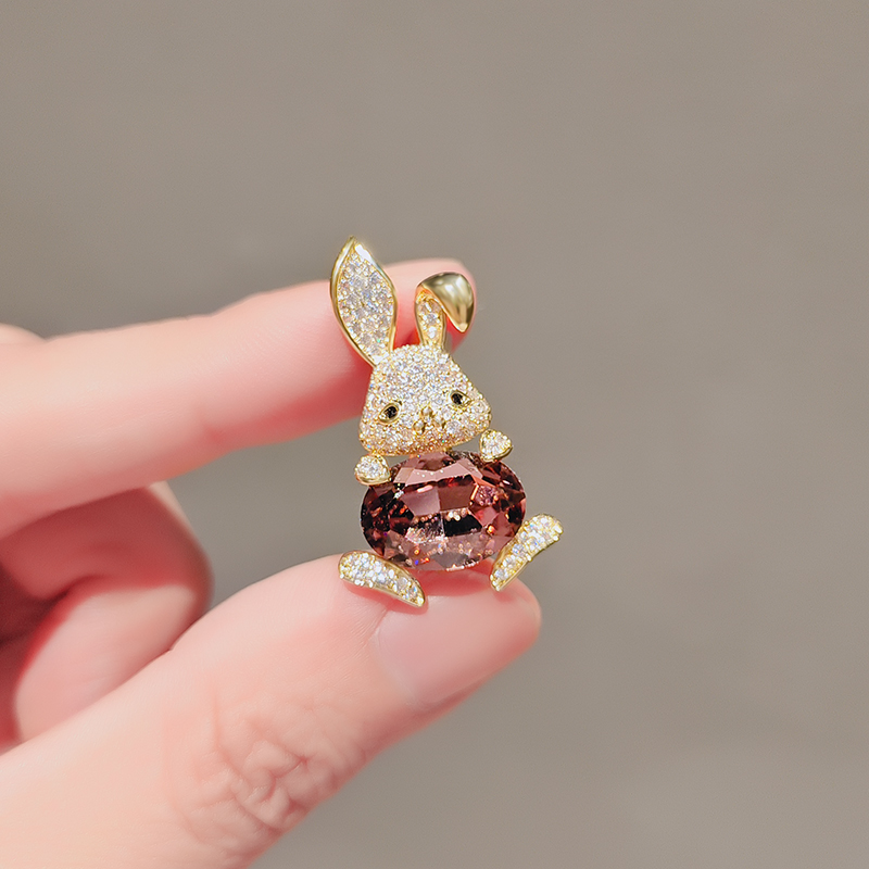 可爱水晶兔子胸针女2025新款西装外套胸花小众设计高档本命年配饰