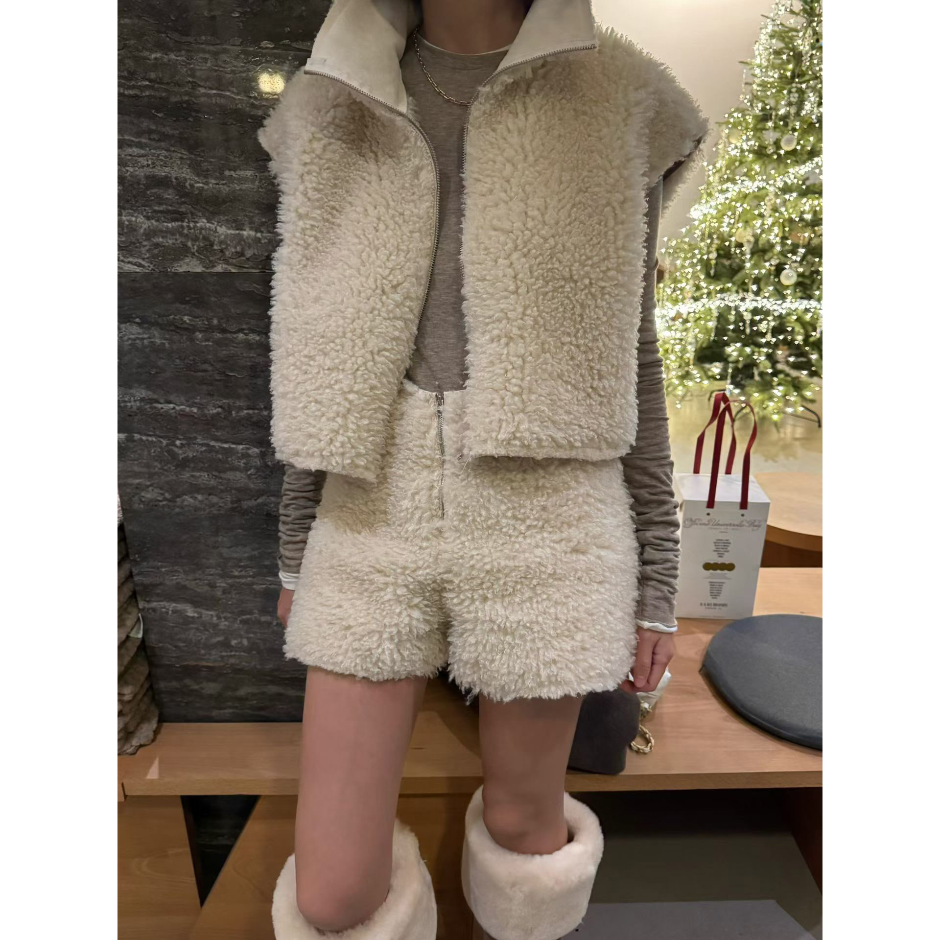 韩国代购女装2026早春温暖毛绒短款拉链马甲+高腰短裤潮人套装