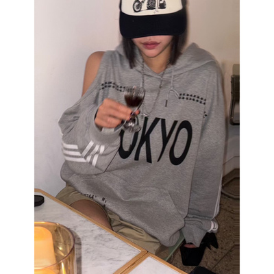 不对称露肩运动字母连帽宽大卫衣