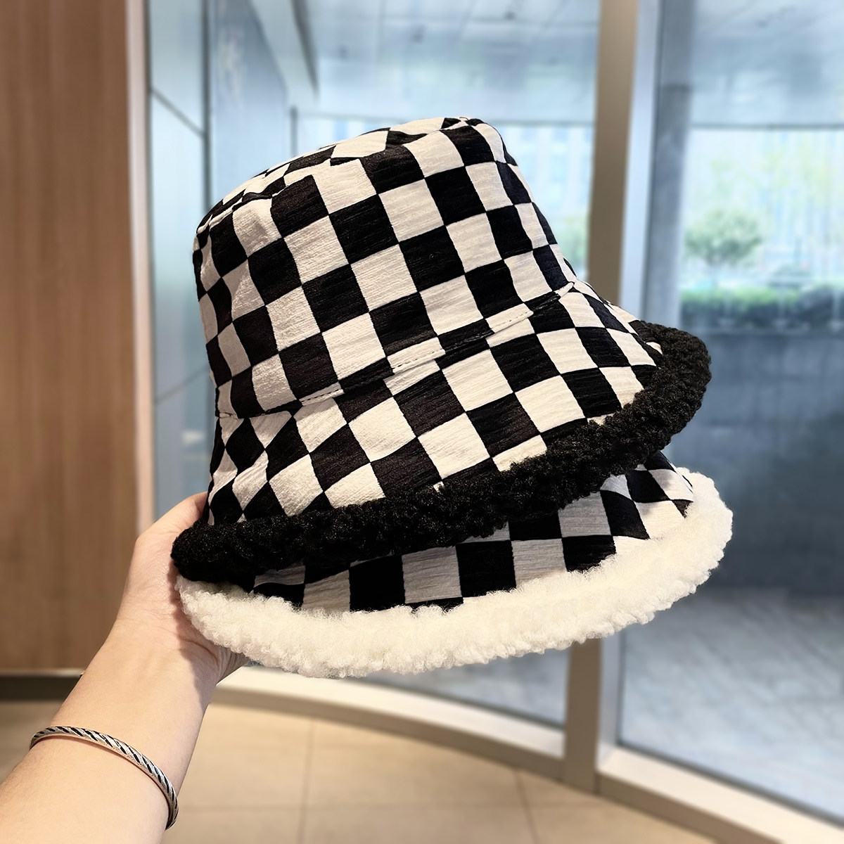 棋盘格子双面渔夫帽女秋冬保暖显脸小百搭羊羔绒帽子韩版格纹盆帽