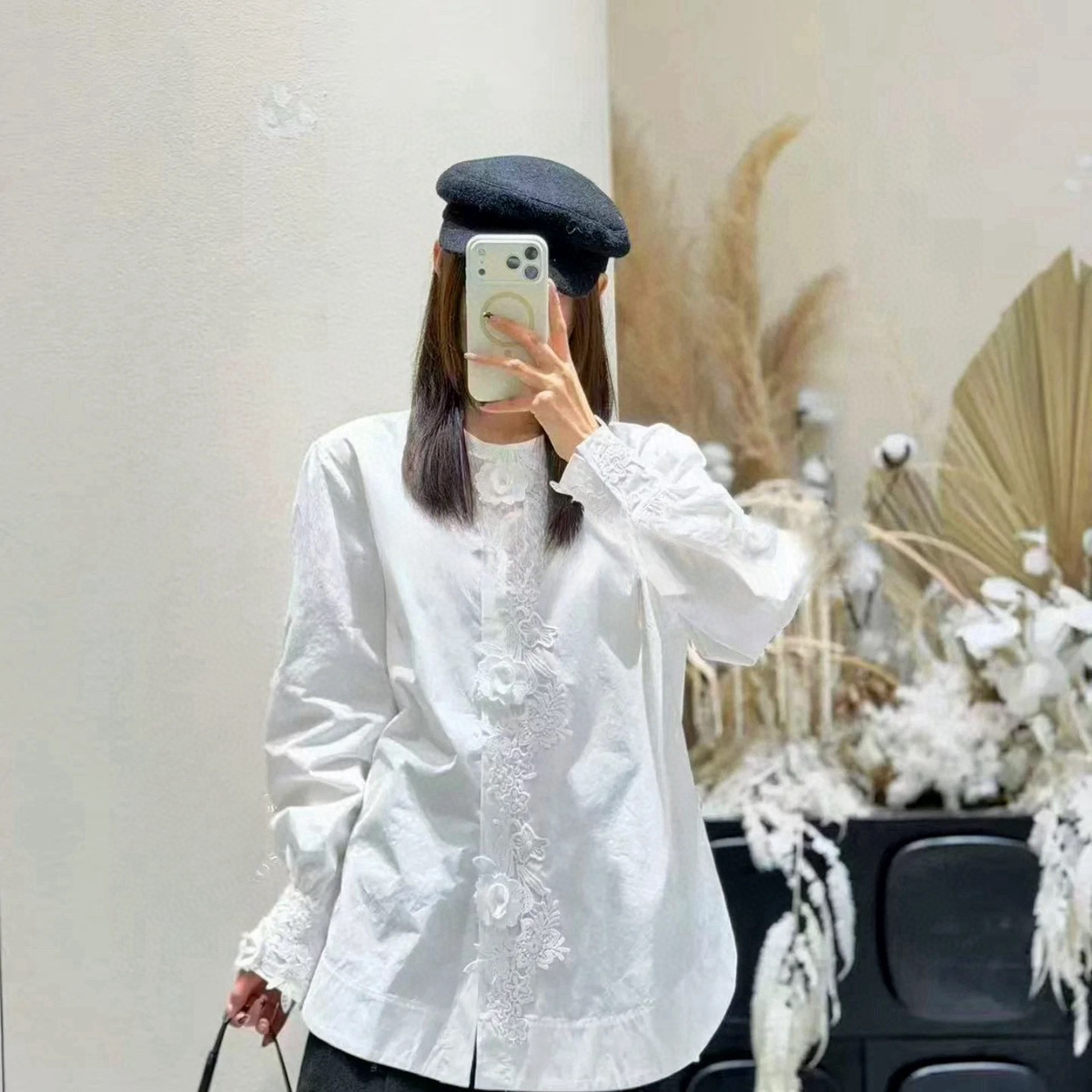 诺春上新镂空立体花朵宽松圆领衬衫(不含任何配件)CY25637