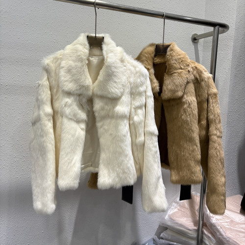 一善服饰冬上新轻熟氛围感款高腰柔和大翻领通勤保暖皮草外套116R