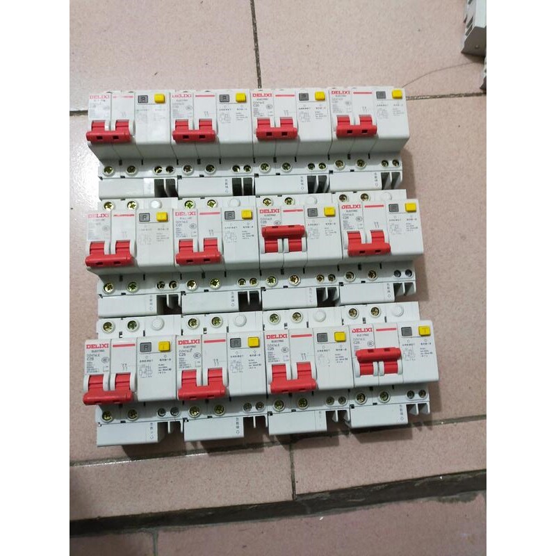德力西漏电保护器DZ47sLE C32 2个，C20 2个，议价