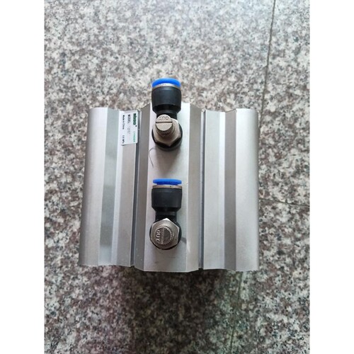 气缸CDQ2B125x30，二手拆机，实物实拍如图所示。议价