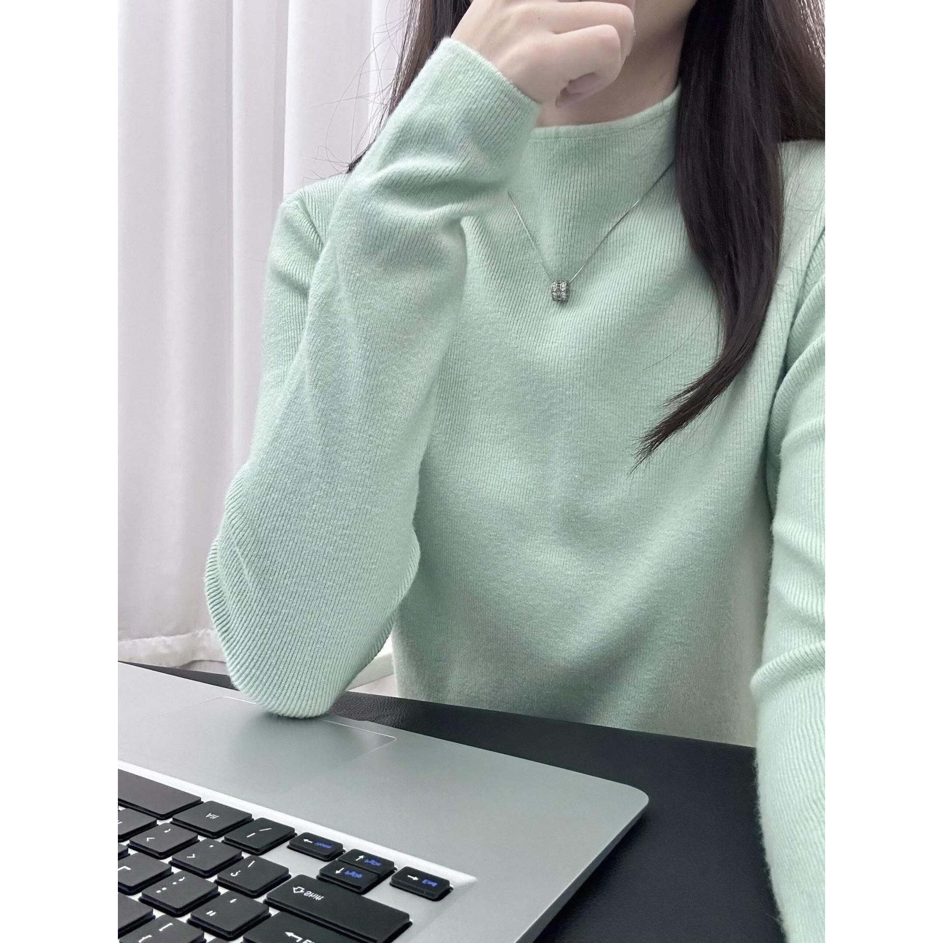 薄荷曼波绿半高领打底衫女图片