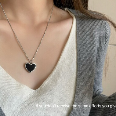 S925纯银日韩滴油黑色爱心吊坠简约个性毛衣链高级感心形小众设计