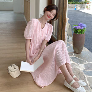 法式温柔风褶皱v领连衣裙女2025夏季新款韩版收腰显瘦减龄长裙子图片