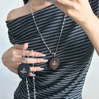 黑色土星西太后木质项链女小众高级感长款百搭毛衣链挂脖吊坠配饰