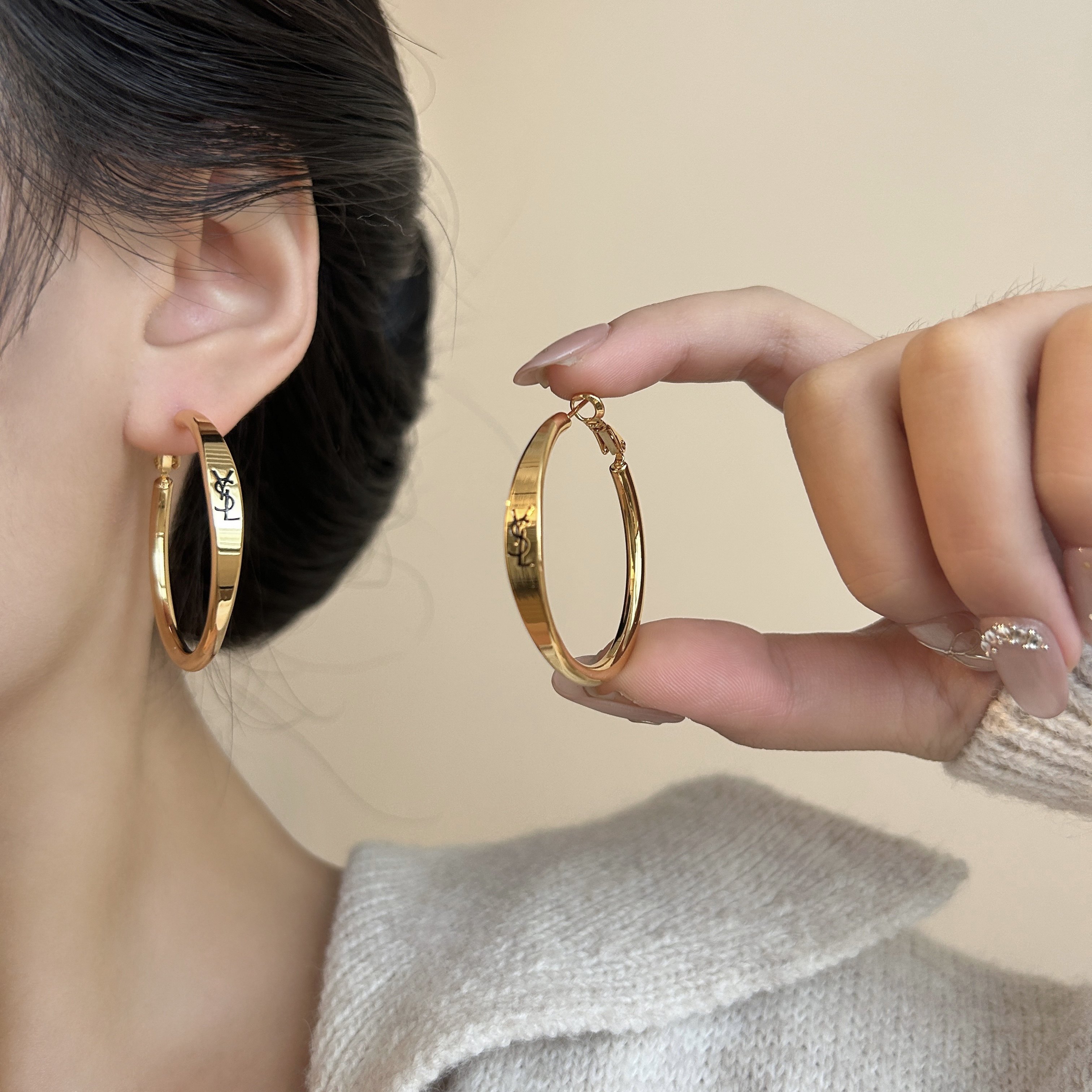 金色字母大圈圈耳环女士欧美复古气质高级感耳圈夸张大气设计耳饰,饰品/流行首饰/时尚饰品新,耳环,淘宝优惠券,粉丝福利购,淘宝优惠卷