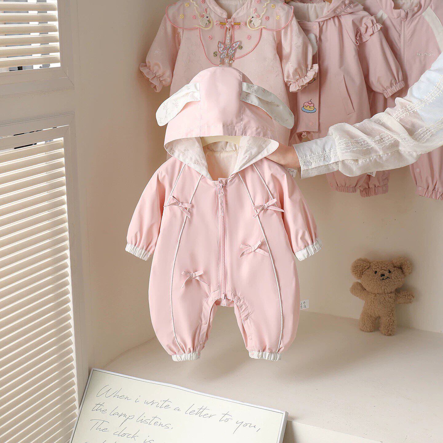 婴儿秋装长袖连体冲锋衣外出防风外套女宝宝春秋款可爱连帽哈衣服