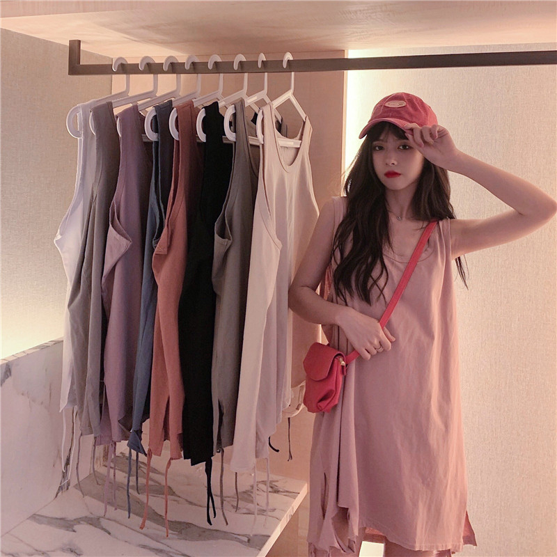 Take a real shot of wearing a sleeveless jacket, Korean version, loose and fashionable, with holes on the street, be careful to wear a vest inside