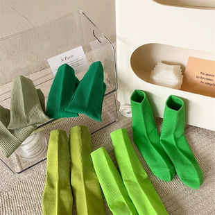 荧光绿墨绿草绿搭配鲨鱼裤 绿色袜子好抢眼 我 绿野仙踪薄荷曼波