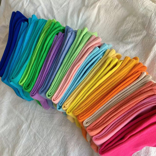 被五颜六色的袜子迷住啦！好喜欢～绿色蓝色紫色红色白色黄色玫红