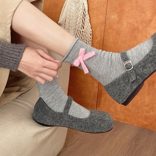 aaa我又被灰粉着迷住啦~粉色蝴蝶结袜子太piu亮了!灰色一整个百搭
