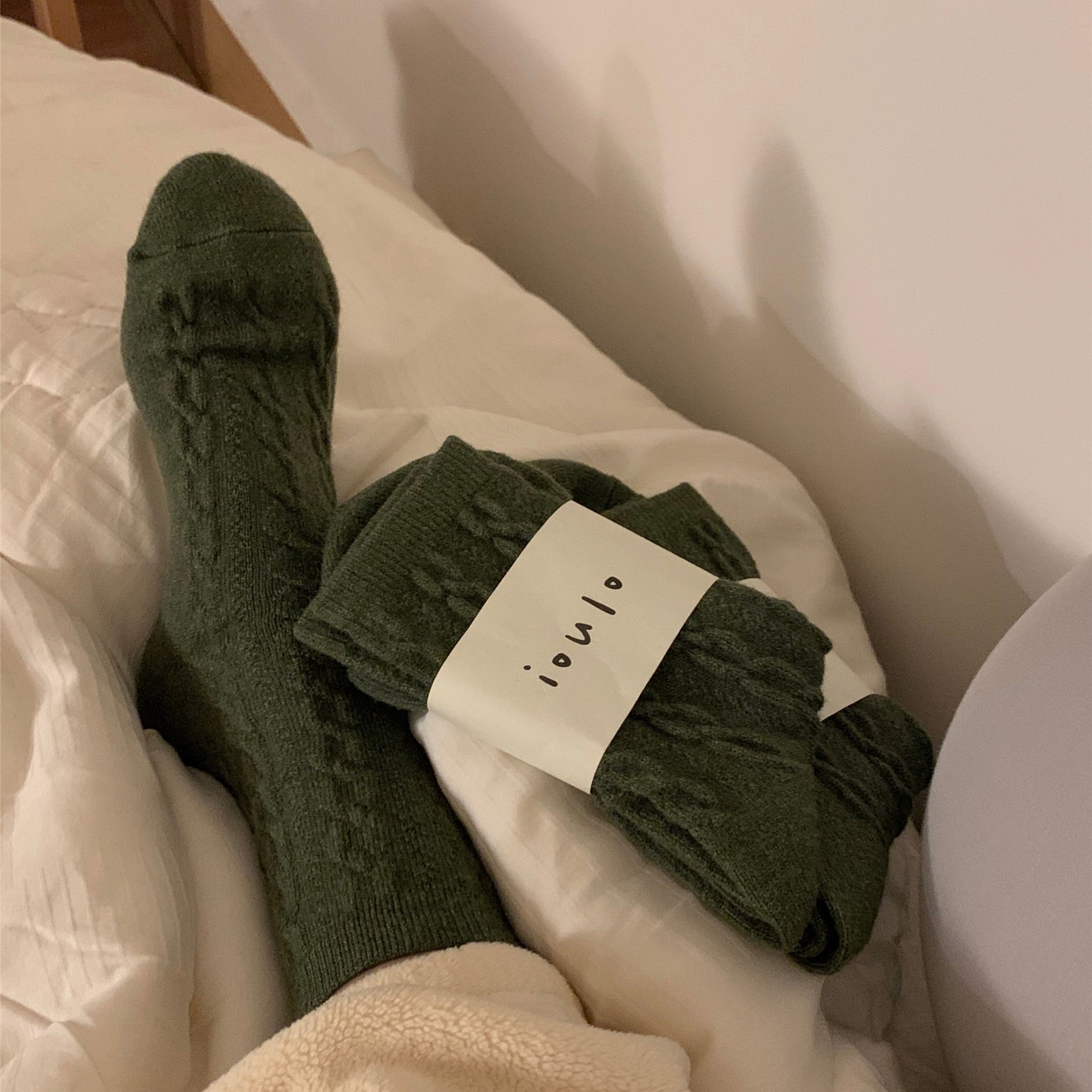 松叶绿袜子超有复古日杂感的！麻花纹好像小时候奶奶手织的袜子