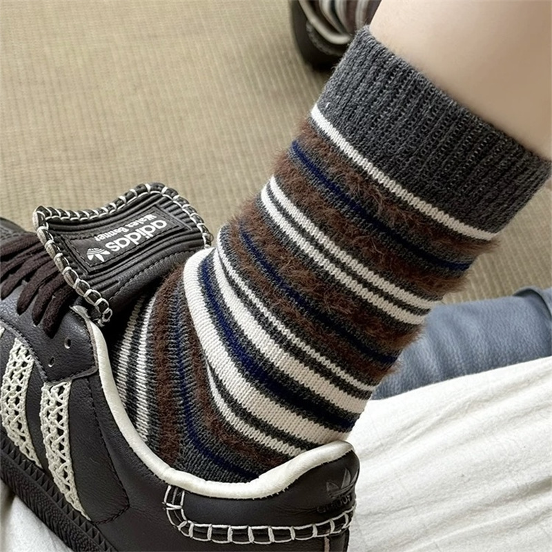 美拉德秋冬条纹袜子太爱啦！灰色跟棕色的撞色真的很绝！！喜欢