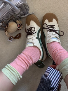 感觉狠穿搭博主 自由堆积 姐妹们 粉绿拼接堆堆袜泰适合入秋辣