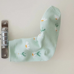 好美 春日田野上 田野小雏菊花棉袜子 薄荷绿色 中筒袜 花香