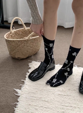 是分趾袜哦！！黑色底设计超帅的！本命分趾袜！搭配分趾单鞋yyds