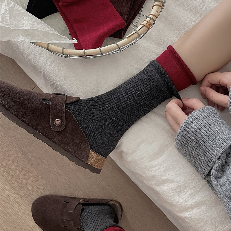 秋天的安可拉红堆堆袜子太让人心动了吧！拼接灰色好复古的感觉～