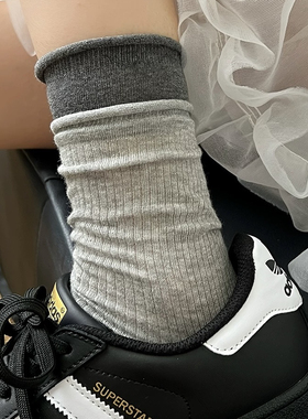 啊!好有feel~双层拼色设计,格雷灰色也太搭配了~双袜口卷边堆堆袜