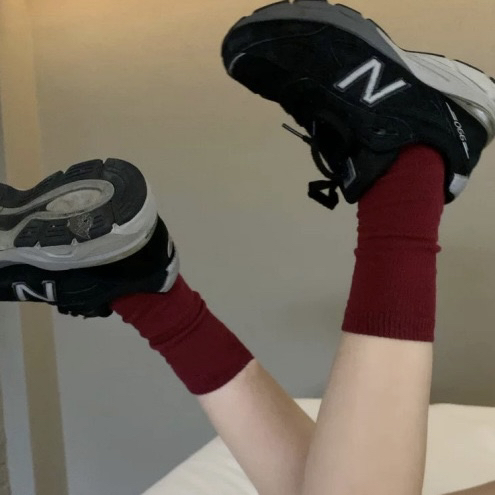 有种复古日杂感～安可拉红！简直太高级了！酒红色袜子女堆堆袜