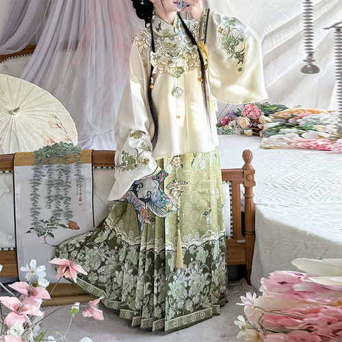 汉服女明制交领重工刺绣云肩