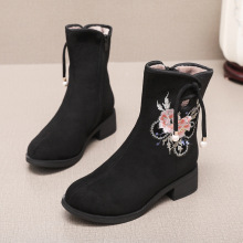 冬季新款女靴麂皮绒面棉靴加绒内里中跟短靴保暖时尚国风刺绣布鞋