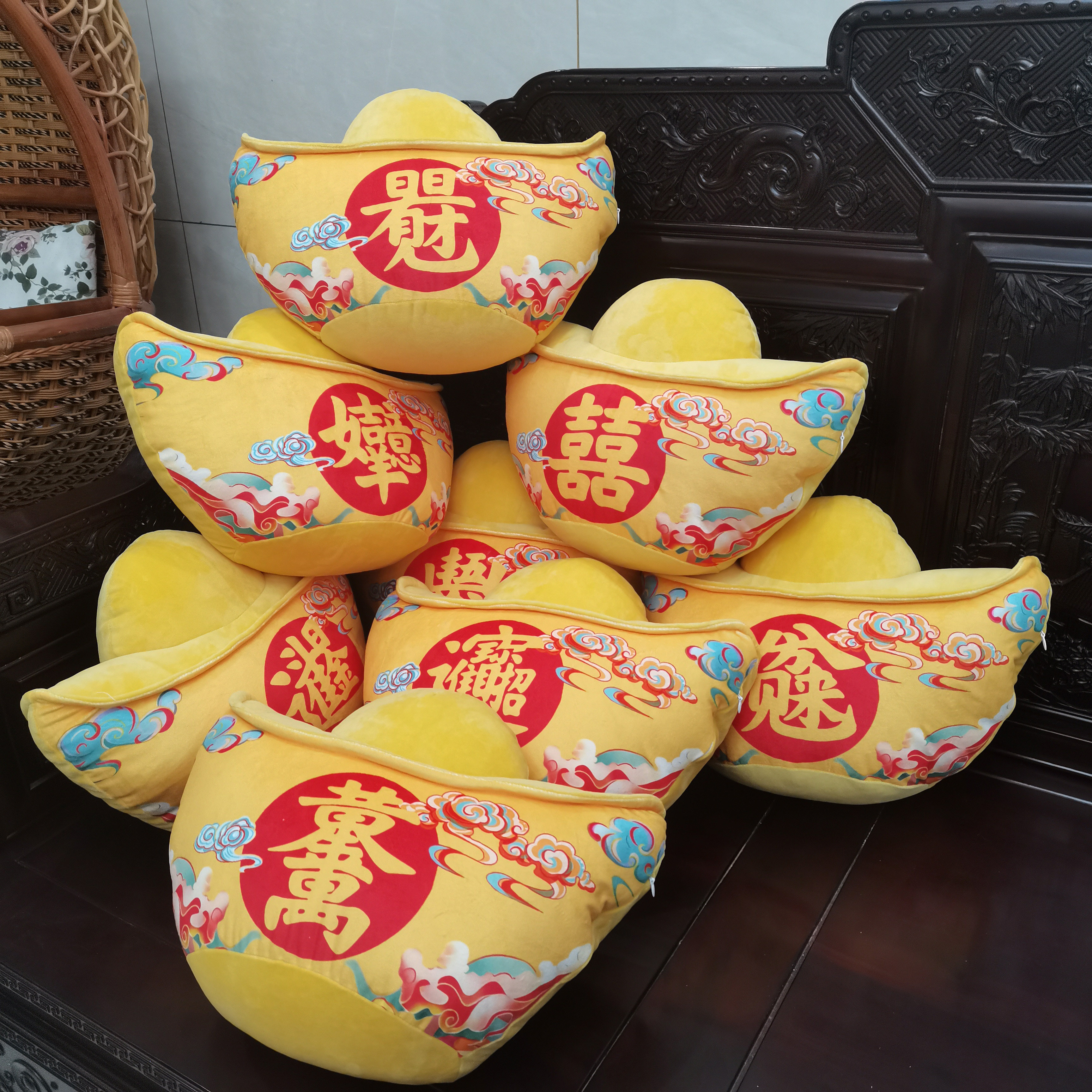 可定制新年国潮新款金元宝抱枕创意暖手中式结婚喜庆沙发靠垫礼品