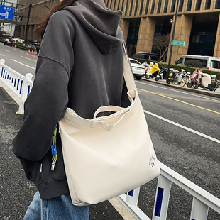 学生邮差包女韩版时尚大容量上课包纯色简约轻便斜挎包休闲单肩包