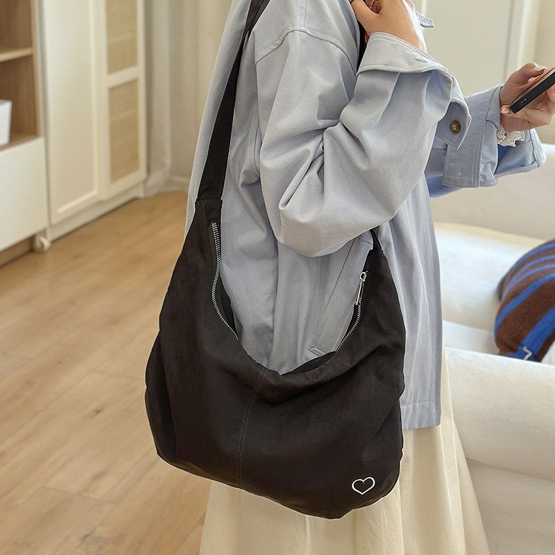 简约文艺休闲大包包女斜挎包大容量慵懒风褶皱单肩学生轻便托特包