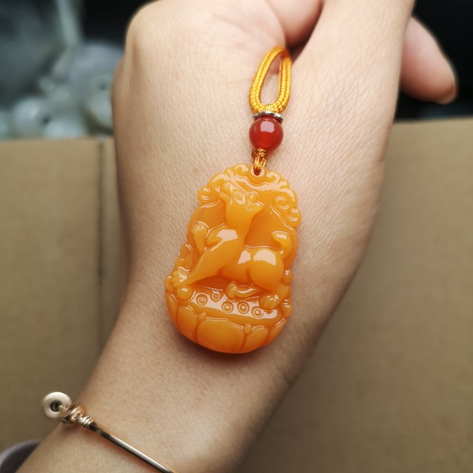 黄龙玉十二生肖狗吊坠