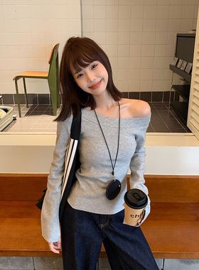 宋正恩灰色露肩斜肩针织衫女2025秋季修身显瘦长袖t恤辣妹上衣潮