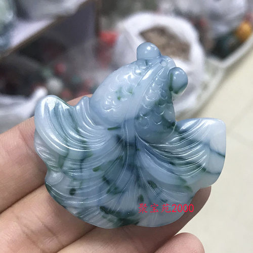 仿翡翠飘花富贵有余吊坠男女金鱼挂坠新疆和田玉青花年年有余挂件