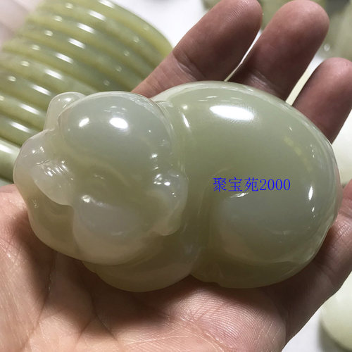 青白玉发财猪把玩件立体玉石招财猪摆件天然阿富汗玉生肖猪手把件
