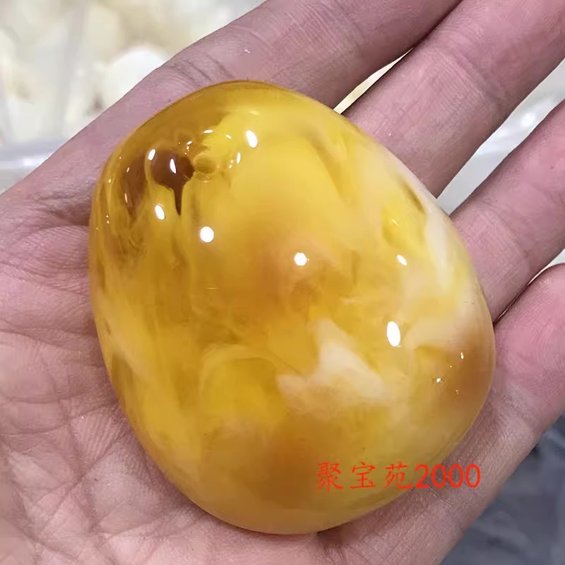 鸡油黄琥珀蛋形挂坠男女项链挂件仿俄料白花蜜蜡平安无事牌吊坠