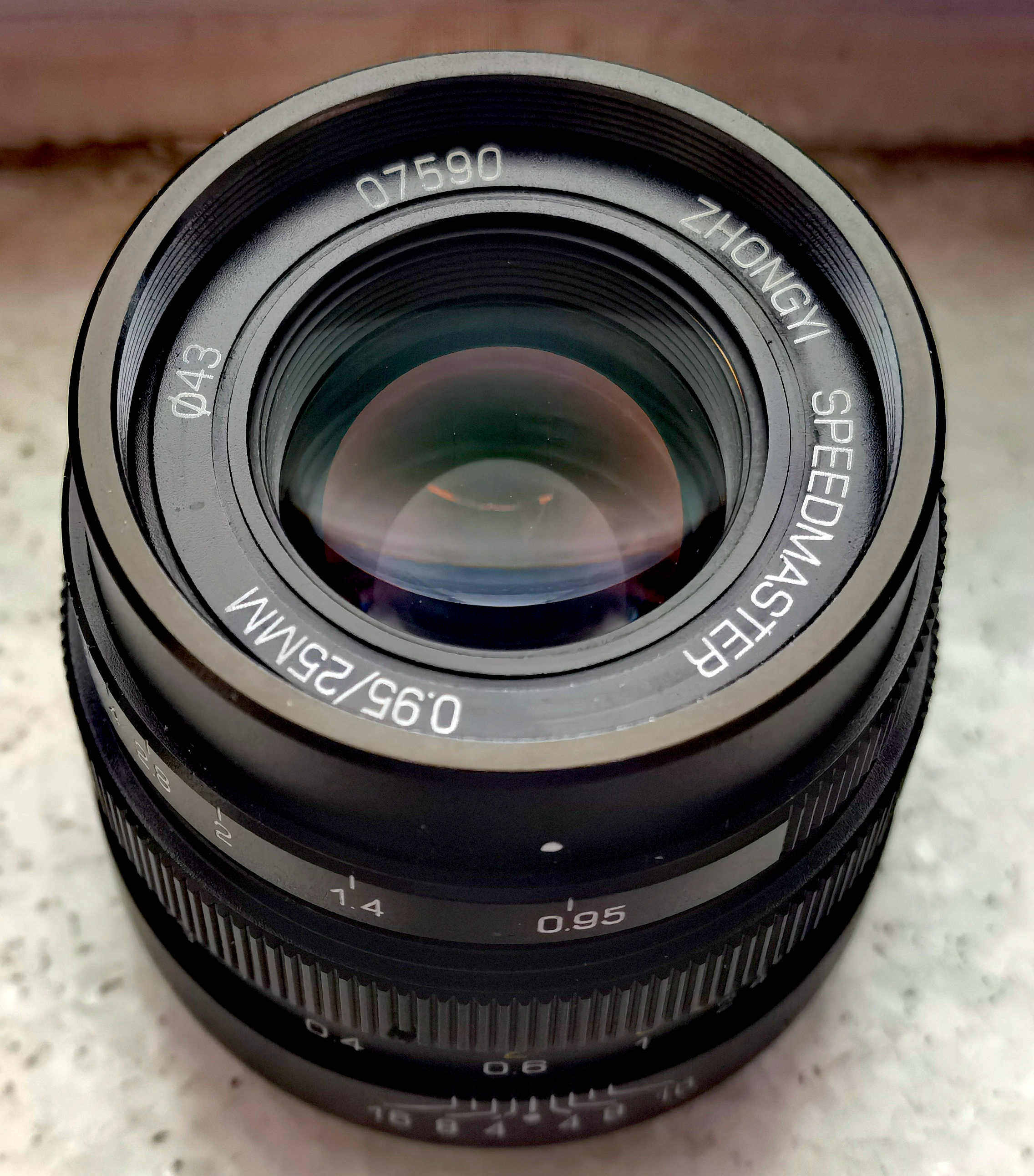 中一光学C型口25mmF0.9单反镜头