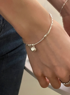 碎银子爱心手链女ins2026年新款小众设计高级感轻奢简约手环手饰
