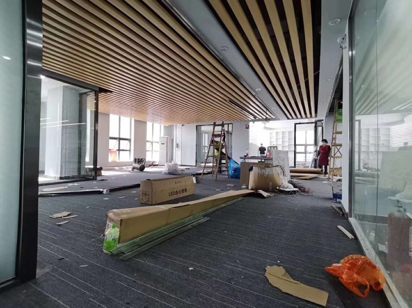 广州市轻钢龙骨石膏板隔墙隔断隔音吊顶天花玻璃门办公室装修全包